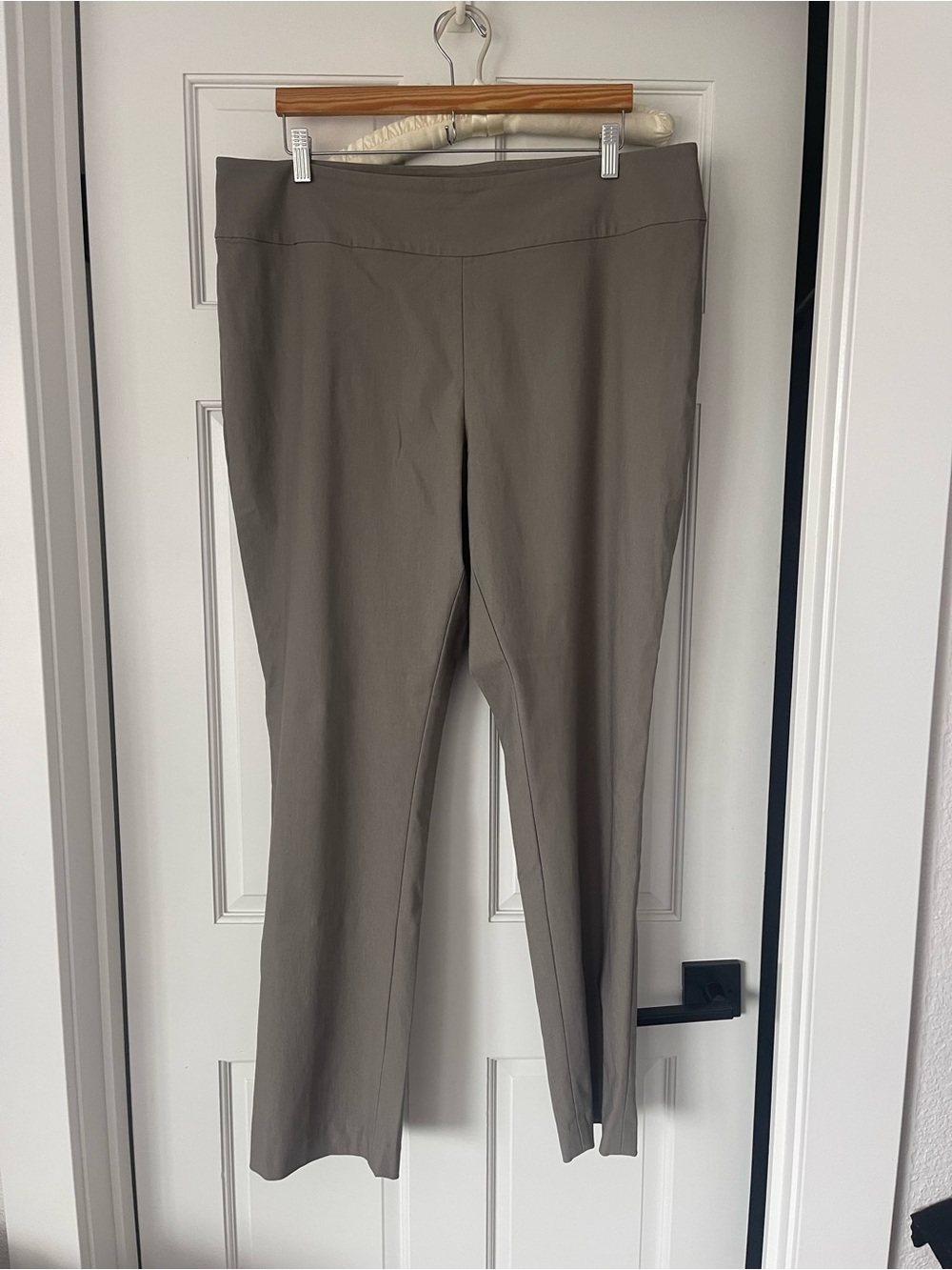 NIC+ZOE Slim Straight Pants in Taupe